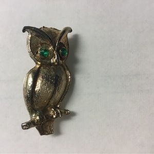 Vintage 2 Owl Pin from the 1960s
Materials: Glass, Gold tone
Style: Mid-century